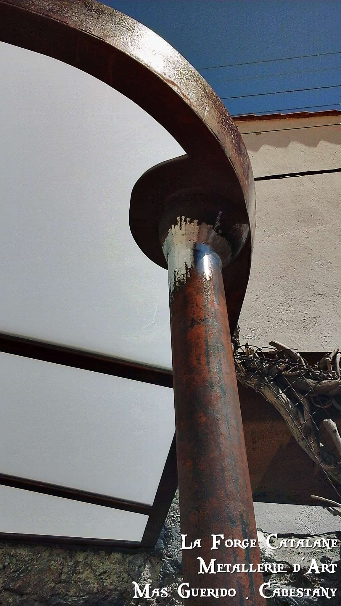 Marquise en fer vitrage opalescent descente d eau par le poteau Forge Catalane.jpg